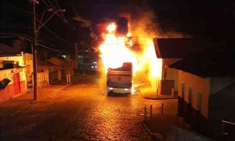 Ônibus do transporte intermunicipal foi queimado em Passa Quatro(foto: Reprodução da internet/WhatsApp)
