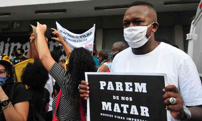 Djonga durante manifestação contra o racismo, em Belo Horizonte