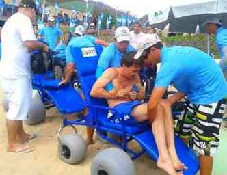 Cadeira de rodas anfbia facilitar banho de mar para deficientes.(foto: Juliana Cavalcanti/DP/D.A. Press)