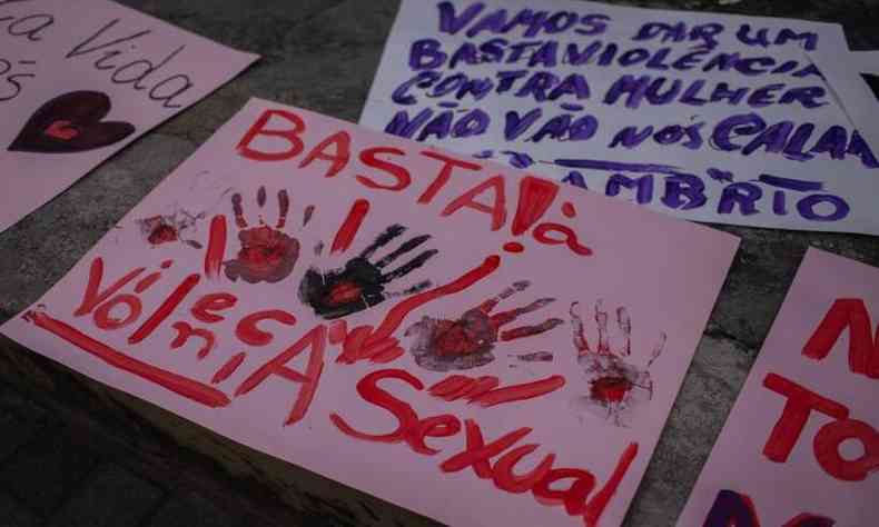 Cartazes de protesto contra a violncia contra as mulheres