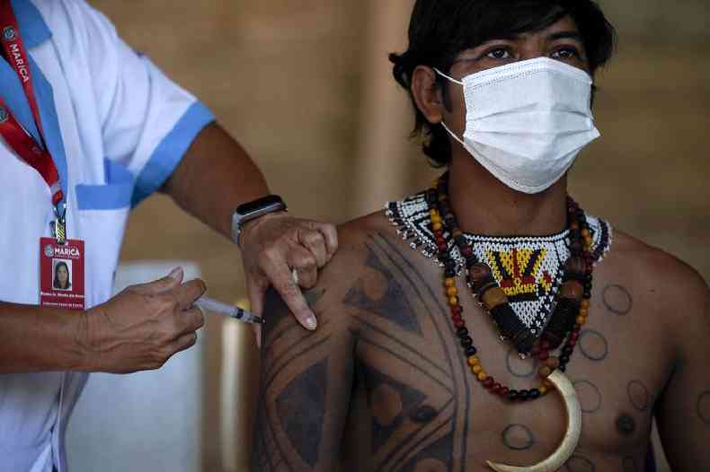 Homem indgena da tribo Guarani recebe a vacina CoronaVac contra a covid-19