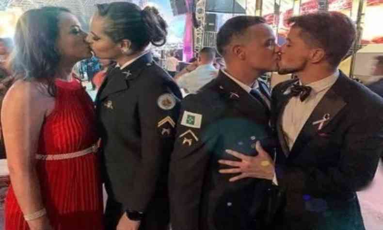 Casais se beijam em comemorao  formatura de policiais militares no Distrito Federal(foto: Reproduo/Instagram)