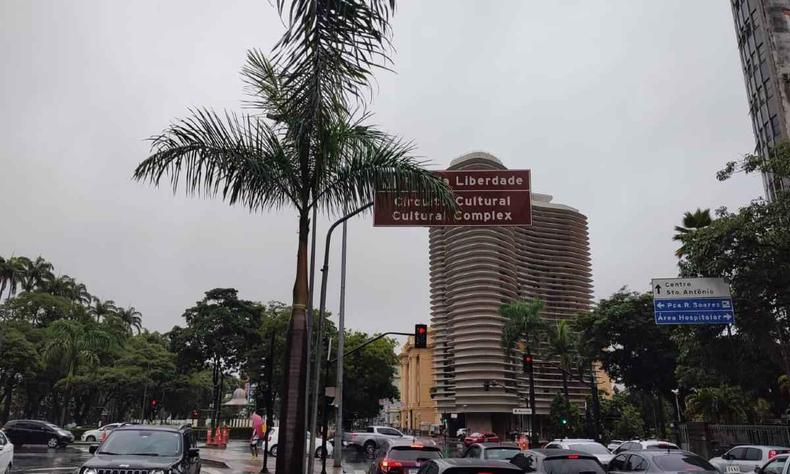 Na foto, trnsito na Praa da Liberdade, na regio Centro-Sul de BH; tempo est nublado