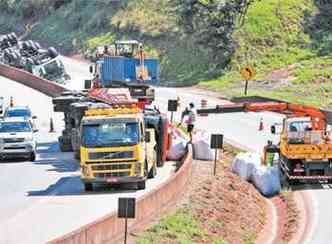 Controle da velocidade mxima e correo de traados de curvas, entre outros, devem reduzir sensivelmente o nmero de acidentes na BR-381(foto: Edsio Ferreira/EM/D.A/Press)