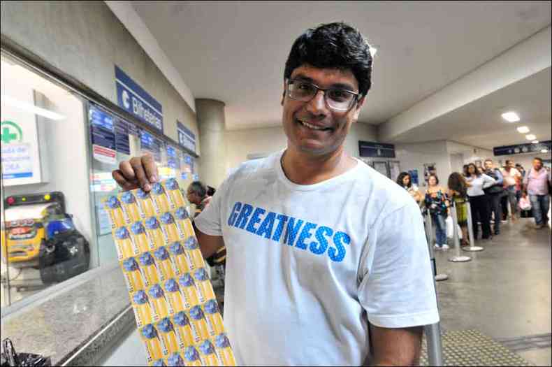 Leonardo Camargo entrou na fila duas vezes ontem para garantir 100 bilhetes ao preo %u2018antigo%u2019. Vendas foram limitadas a 50 passagens por pessoa(foto: Marcos Vieira/EM/D.A Press)