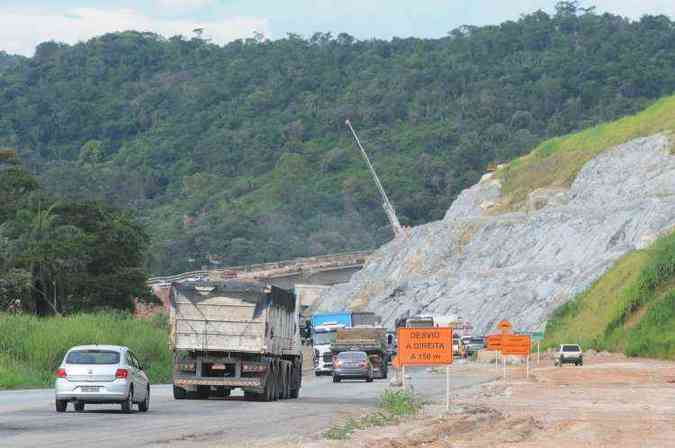 Em vez de obras, placas: com duplicao se arrastando, resta aos condutores temer avisos da sinalizao(foto: Tulio Santos/EM/D.A Press)