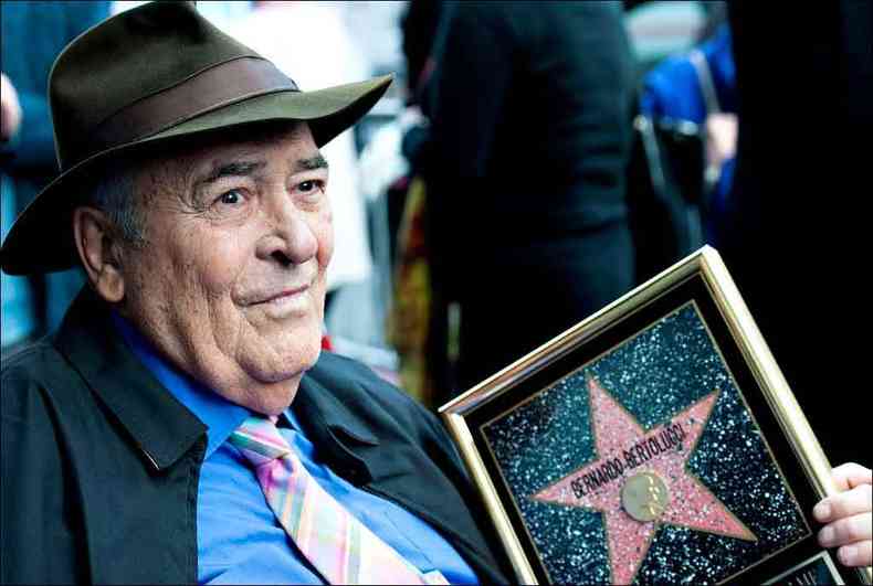 Em 2013, Bernardo Bertolucci  homenageado na Calada da Fama, em Hollywood (foto: Valerie Macon/AFP)