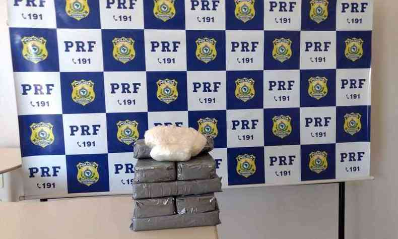 Polcia apreendeu cerca de 10 kg de cocana(foto: PRF/Divulgao)