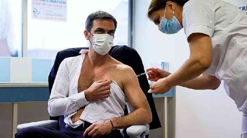 Ministro da Sade francs Olivier Vran  vacinado com imunizante de Oxford(foto: Reuters)