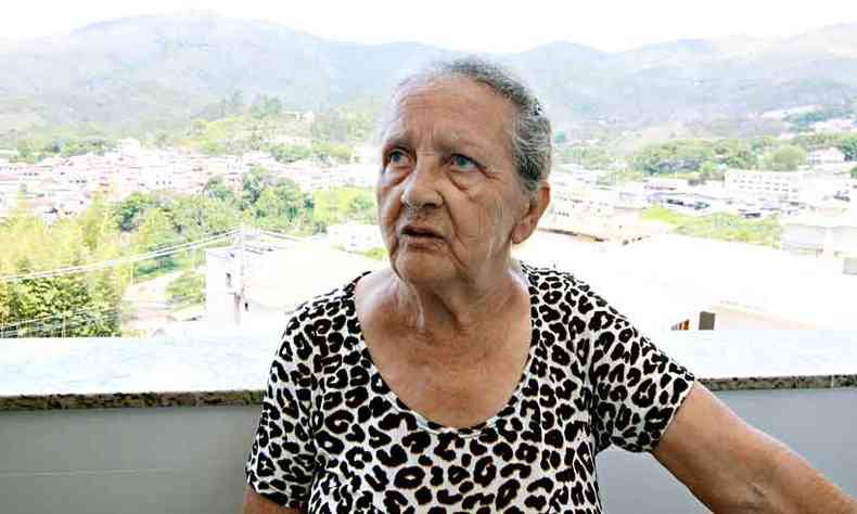 Rosa Maurlia Gomes, de 81 anos, conseguiu escapar da lama, mas tem oferta de lote em local que pode inundar, segundo consultoria (foto: edsio ferreira/EM/d.a press)