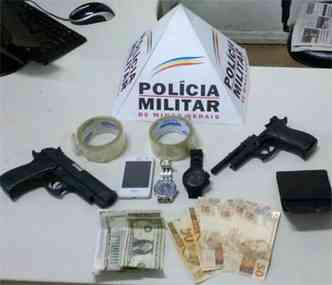 Dinheiro, celular e rplicas de arma de fogo apreendidos com adolescentes(foto: Polcia Militar / Divulgao)