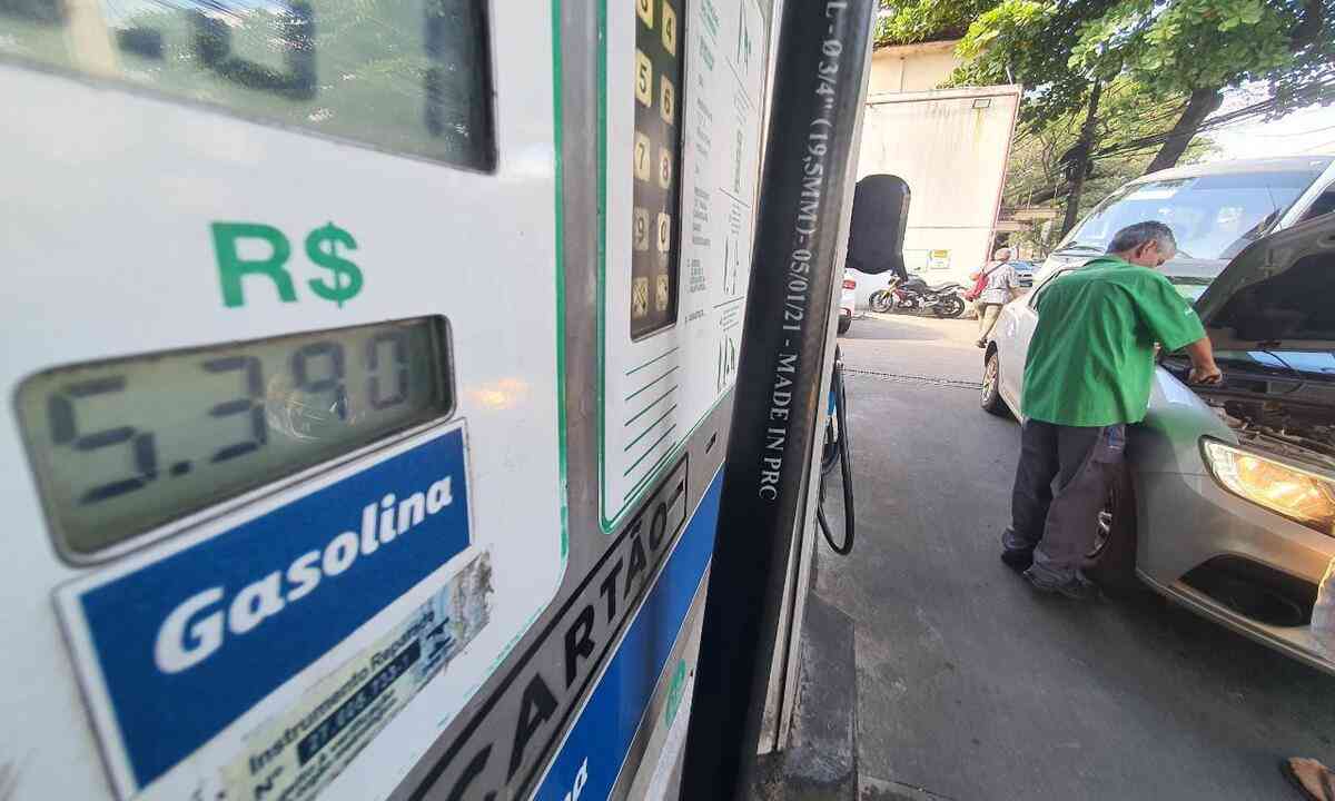 Gasolina fica mais barata em BH, mas está prestes a aumentar; entenda