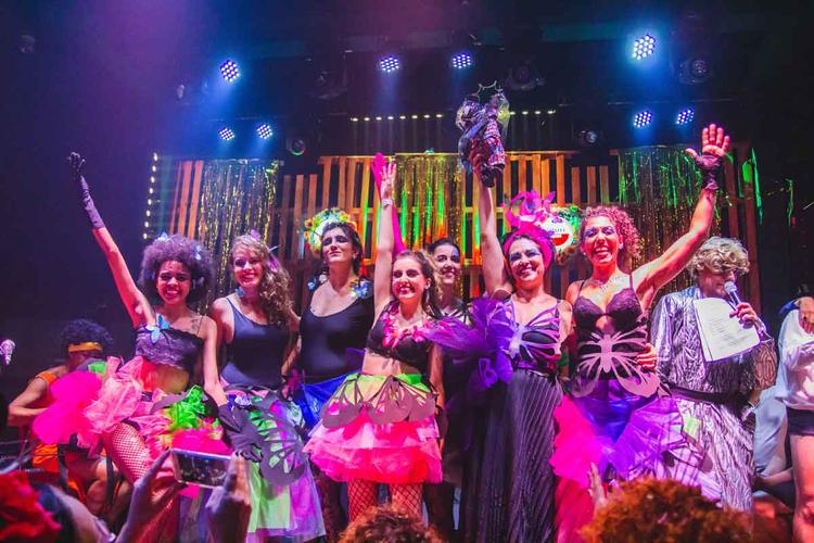 Fanasiadas, integrantes do bloco das Mimosas Borboletas sorriem para a cmera