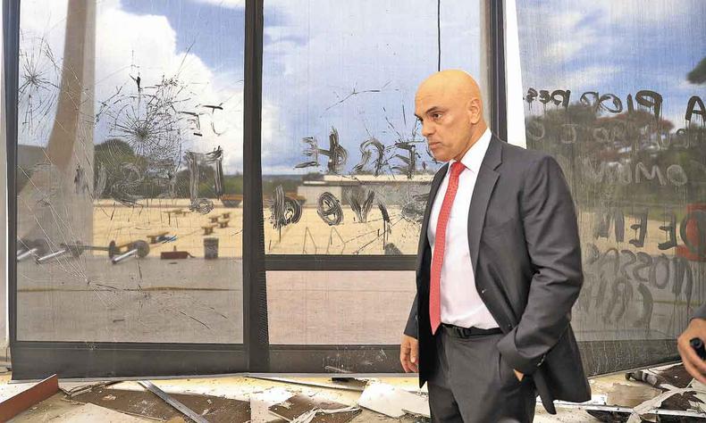 Ministro Alexandre de Moraes avalia estragos após vandalismo no STF no 8 de janeiro (foto: Rosinei Coutinho/SCO/STF - 11/1/23) Ministro Alexandre de Moraes avalia estragos após vandalismo no STF no 8 de janeiro