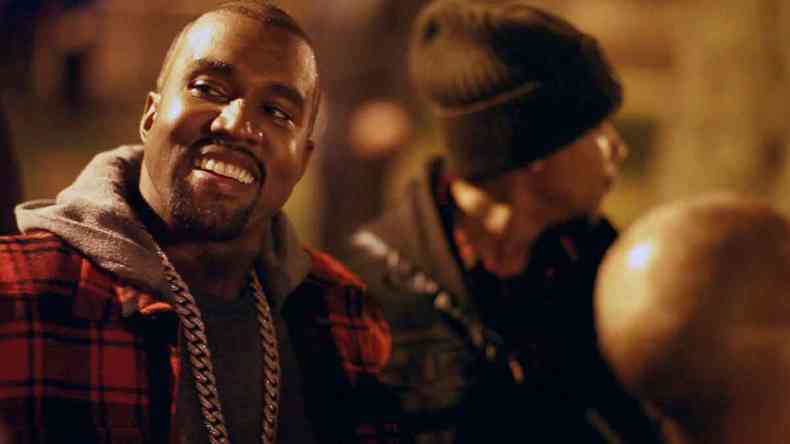 O rapper Kanye West olha de lado e sorri, em cena do filme Jeen-yuhs: A Kanye trilogy