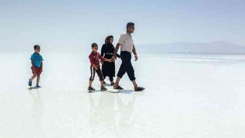 Famlia caminha pela crosta de sal seca e dura do outrora Lago Urmia, no Ir(foto: Solmaz Daryani)