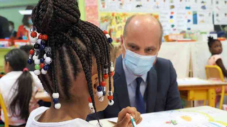 O ministro de educao da Frana, Jean-Michel Blanquer, visitou escolas na poca da reabertura(foto: EPA)