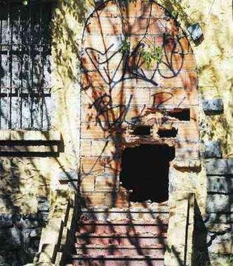 Na Avenida Amazonas, Bairro Santo Agostinho, nem mesmo o assentamento de tijolos foi suficiente para afastar intrusos(foto: Jackson Romanelli/EN/D.A Press)