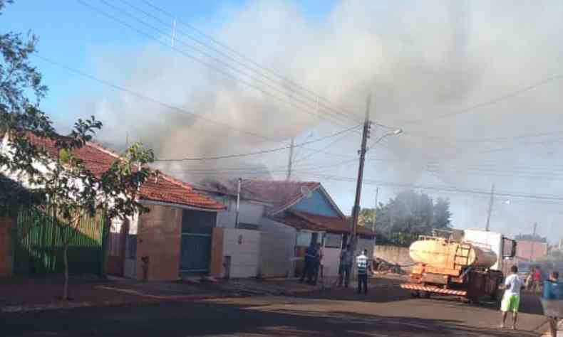 Moradores vizinhos apagaram o incndio na residncia(foto: Polcia Militar (PM) / Divulgao)