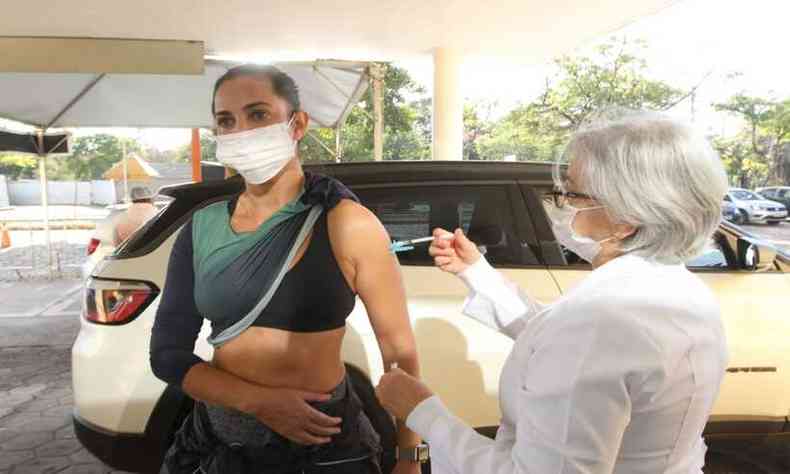 Rosana Trindade Freire, de 48 anos, foi uma das vacinadas contra a COVID-19 no posto da UFMG, em BH(foto: Jair Amaral/EM/D.A Press)