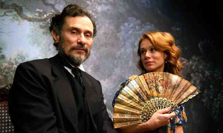 Enrique Diaz (Casmurro) e Mariana Ximenes (Capitu) no filme dirigido por Julio Bressane