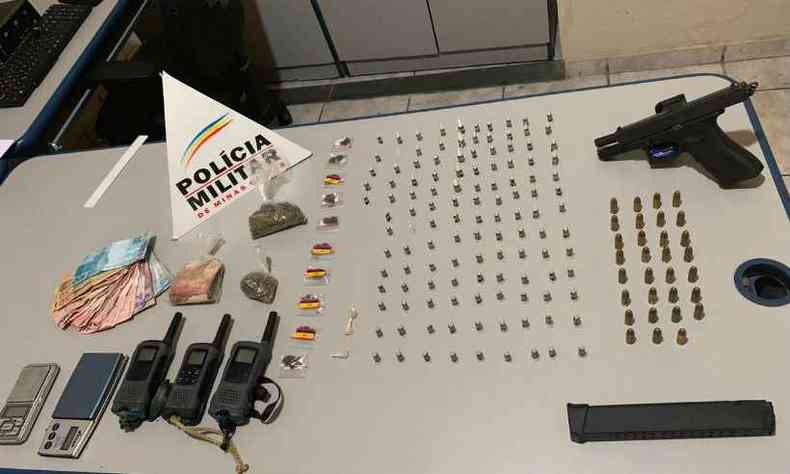 Material encontrado com os criminosos(foto: Polcia Militar (PM)/ Divulgao)