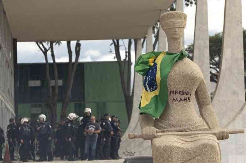 A estátua pichada da deusa Têmis, que fica em frente ao STF