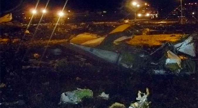 Destroos do avio que caiu ao tentar pousar no Aeroporto de Kazan, na Rssia(foto: REUTERS/Russian Emergencies Ministry)