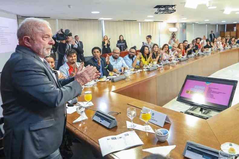 Lula, de p, fala durante reunio com influencers