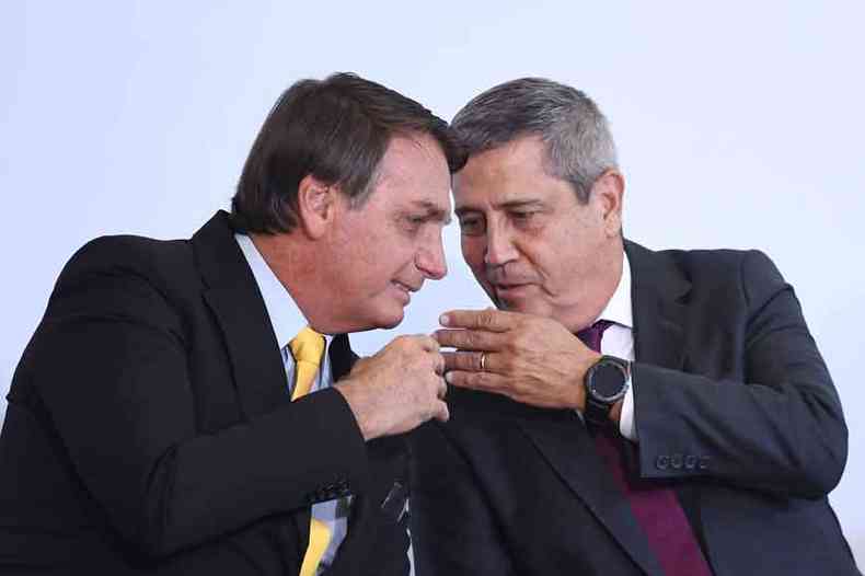 Ao lado do presidente Jair Bolsonaro, o ministro da Defesa, Walter Braga Netto, afirmou. em tom enigmtico, que 'a'cobra fumou e ,se necessrio, fumar novamente'(foto: Evaristo S/AFP - 19/10/20)