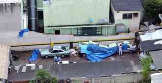 Parte de um muro caiu sobre trs veculos durante o temporal na segunda-feira(foto: NANDO OLIVEIRA/ESP EM/D.A PRESS)