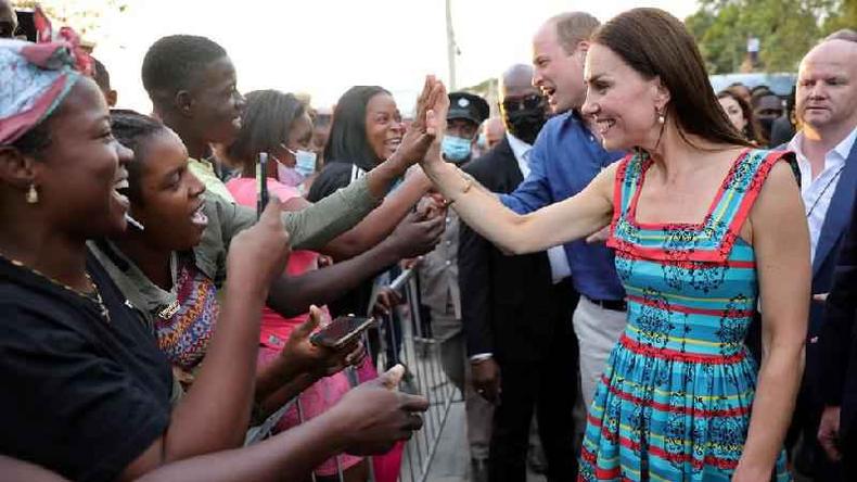 Os Cambridges foram recebidos com uma explosão de alegria no centro de Kingston(foto: Reuters) O duque e a duquesa de Cambridge cumprimentam pessoas em Trench Town, Jamaica