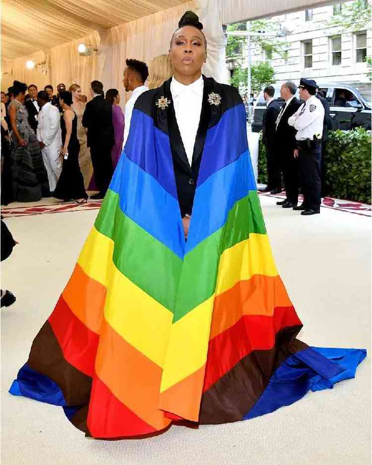 Lena Waithe com a bandeira LGBTQ+