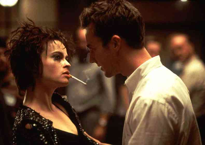 Atores Helena Bonham Carter e Edward Norton em cena do filme Clube da Luta 