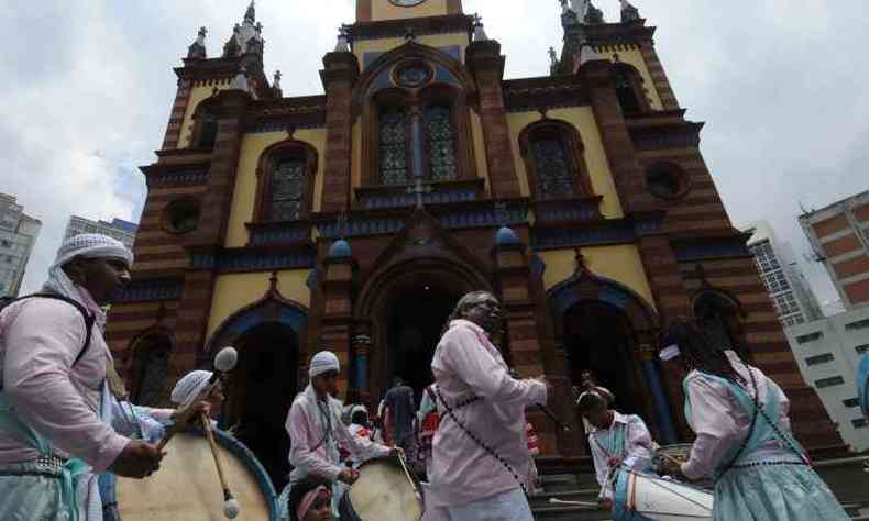 Antes de cortejo que seguia at o Museu Inim de Paula, guardas de congado de reuniram para celebrao religiosa no imponente templo do Centro de BH(foto: Paulo Filgueiras/EM/D.A Press)