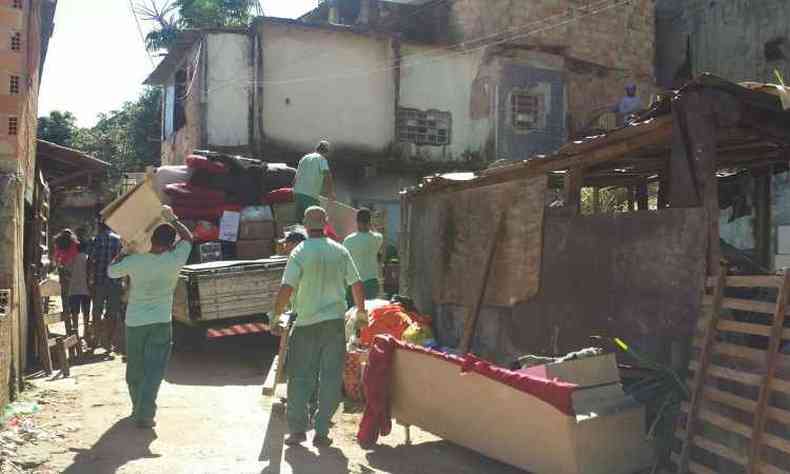 Moradores retiraram pertences dos imveis nesta manh(foto: Paulo Filgueiras/EM/D.A Press)