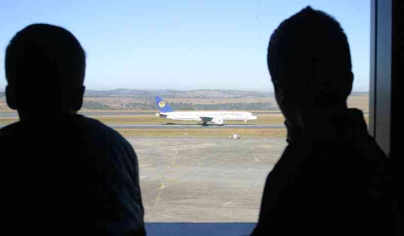 Avio com brasileiros deportados chegam a Confins, em 2005