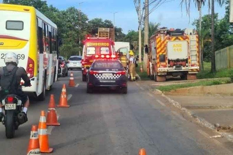 A via foi interditada durante o socorro (foto: Divulgação/CBMDF) A via foi interditada durante o socorro (foto: Divulgação/CBMDF)