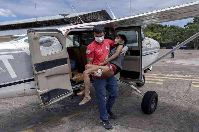 Indigena  carregada por piloto de aeronave depois de ser resgatada em estado crtico de sade