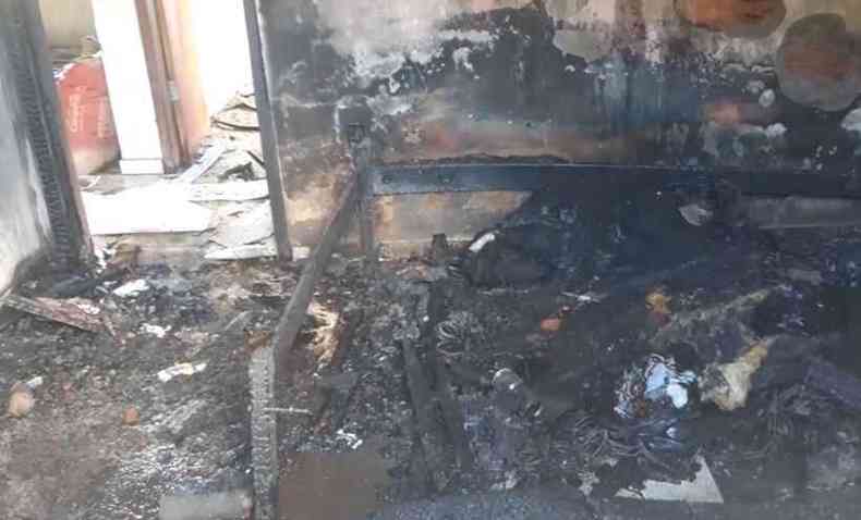 O quarto e a cama de Antnio Gonalves, assim como outros cmodos da casa, foram consumidos pelo fogo(foto: Reproduo Redes Sociais)
