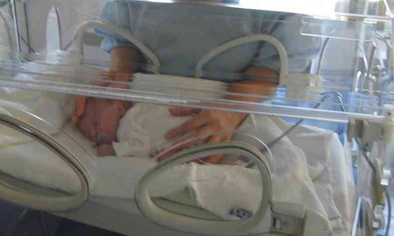beb prematura em uma incubadora