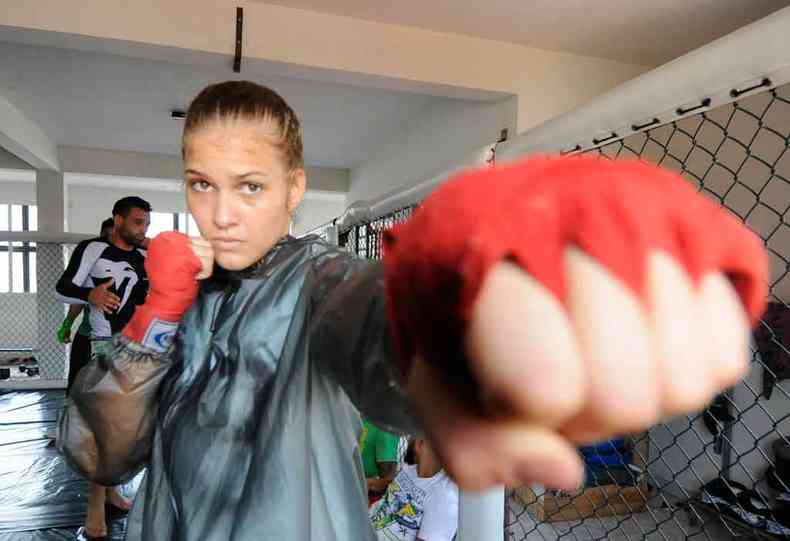 Rondinha vai estrear no card profissional sbado, em Nova Lima. At agora, a lutadora est invicta(foto: Beto Novaes/EM/D.A Press - 8/3/18)