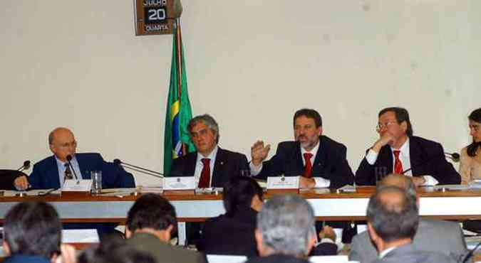 Sesso da CPI dos Correios em dezembro de 2005. Durante meses, o Brasil acompanhou os trabalhos de investigao do esquema, que acabaram rendendo fama a alguns parlamentares que integraram a comisso (foto: Carlos Moura/CB/D.A Press 20/07/2005)