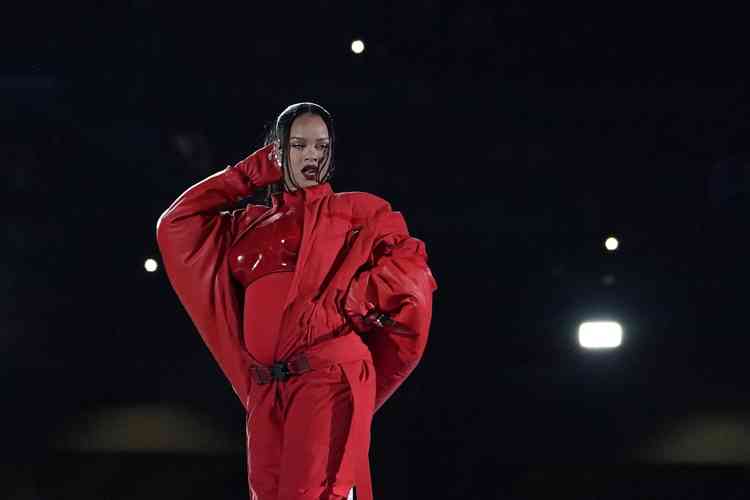 Rihanna no palco vestida de vermelho 