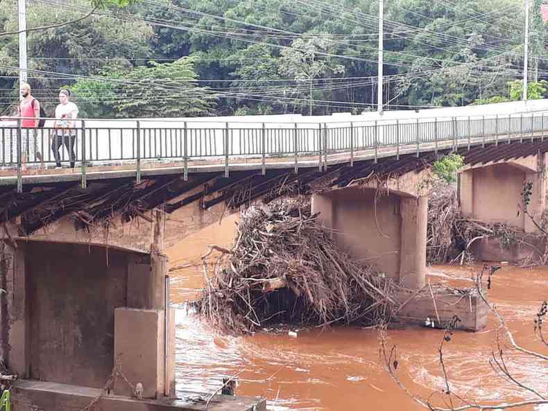 A mdia mensal de resduos slidos  de 4,5 toneladas, com estimativa de chegar a 5t devido  enchente no Rio das Velhas