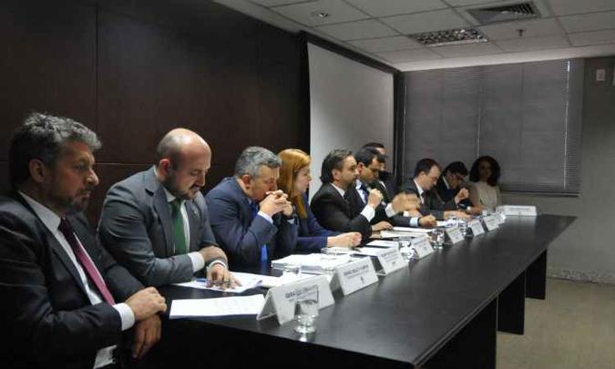 Sete órgãos assinaram uma recomendação para as três mineradoras responsáveis pela barragem de Fundão que se rompeu em novembro de 2015(foto: Alexandre Guzanshe/EM/D.A Press) Sete órgãos assinaram uma recomendação para as três mineradoras responsáveis pela barragem de Fundão que se rompeu em novembro de 2015(foto: Alexandre Guzanshe/EM/D.A Press)