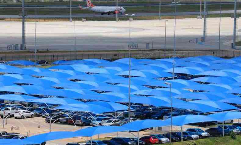 O aeroporto tem 4 mil vagas de estacionamento disponvel aos usurios(foto: Euler Jnior/EM/D.A Press)