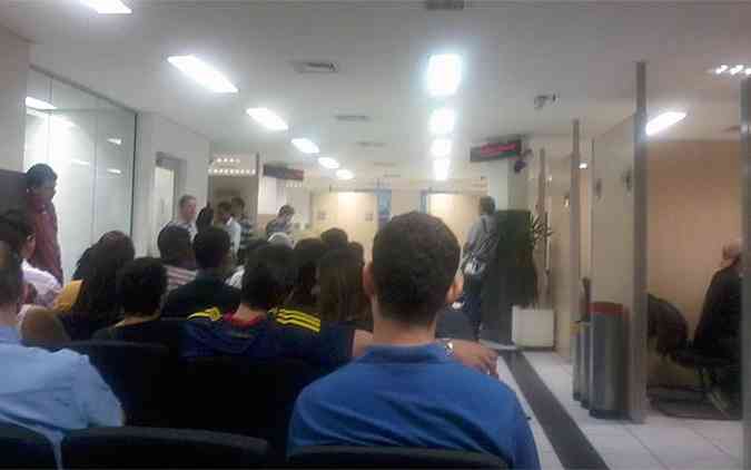 Vrias pessoas esperaram mais de trs horas para solicitar ou buscar o documento(foto: Luana Cruz/EM/D.A.Press)
