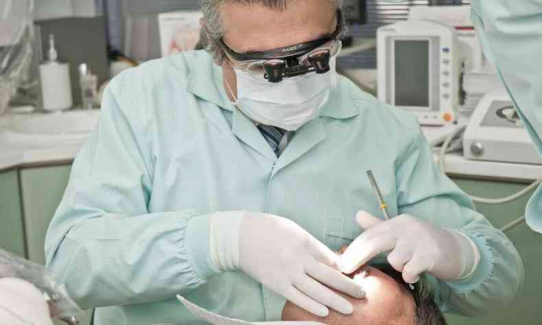dentista atende paciente em consultório