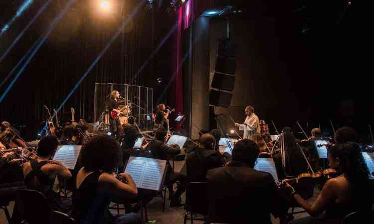 No palco, maestro  Rodrigo Toffolo rege a Orquestra Ouro Preto e banda formada por músicos de BH
